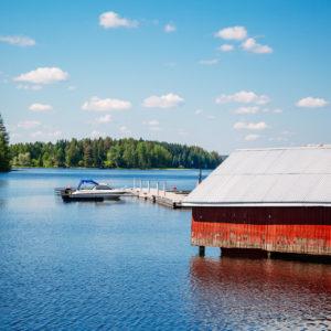 Katso ElmoNetin valokuidun saatavuus Virroille. Kuvassa venevaja ja laituri järvellä.