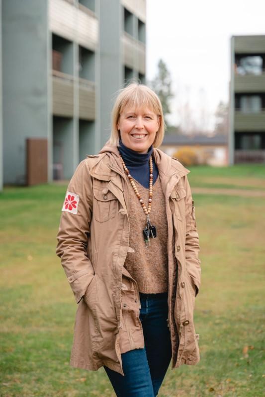 Ruoveden kiinteistöpäällikkö Outi Toivonen seisoo rivitalojen edustalla.