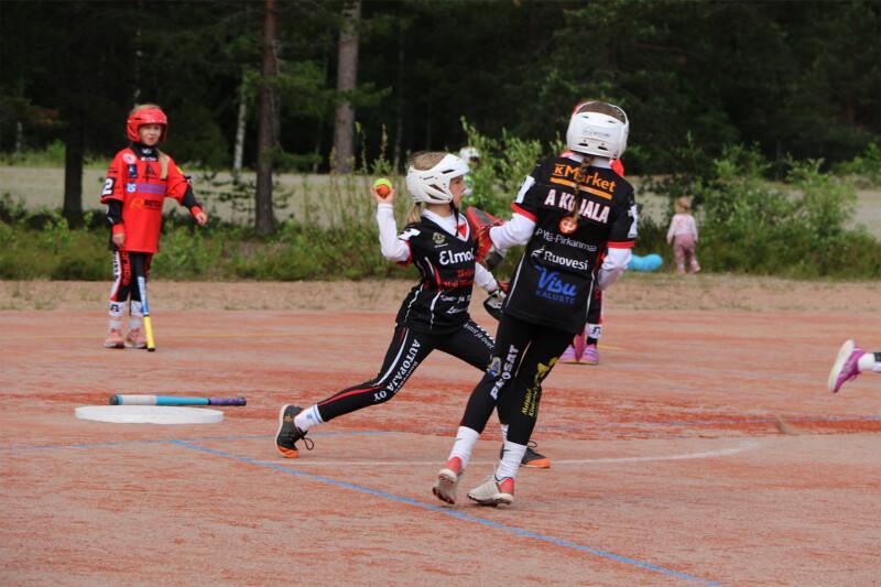 Ruoveden Pirkat -junioreita pelaamassa pesäpalloa 2025.