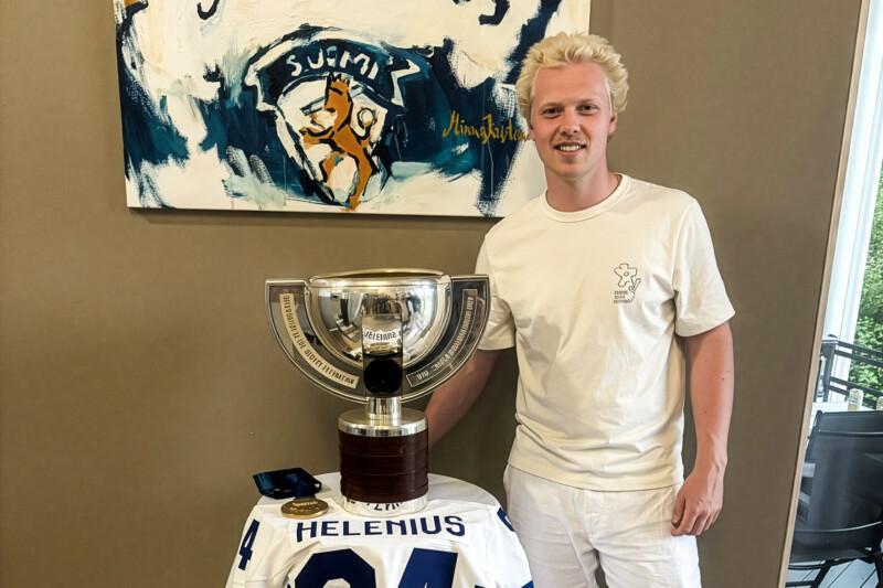 Konsta Helenius MM-pokaalin kanssa